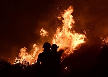 Πύρινη κόλαση: Μεγάλη φωτιά στο Πόρτο Γερμενό - Κάηκαν τα πρώτα σπίτια, απεγκλωβισμοί από την παραλία