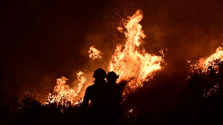 Πύρινη κόλαση: Μεγάλη φωτιά στο Πόρτο Γερμενό - Κάηκαν τα πρώτα σπίτια, απεγκλωβισμοί από την παραλία