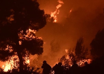 Πύρινη κόλαση στο Πόρτο Γερμενό, απειλούνται σπίτια - Δύσκολη νύχτα στο νότιο Ρέθυμνο, συνεχείς αναζωπυρώσεις