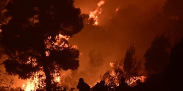 Πύρινη κόλαση στο Πόρτο Γερμενό, απειλούνται σπίτια - Δύσκολη νύχτα στο νότιο Ρέθυμνο, συνεχείς αναζωπυρώσεις