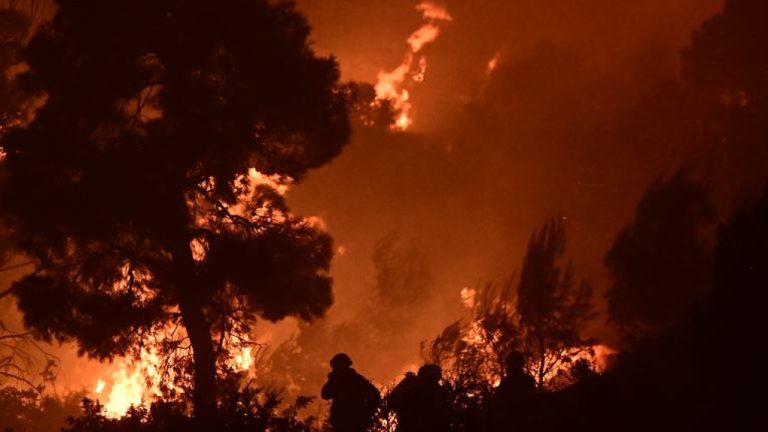 Πύρινη κόλαση στο Πόρτο Γερμενό, απειλούνται σπίτια - Δύσκολη νύχτα στο νότιο Ρέθυμνο, συνεχείς αναζωπυρώσεις