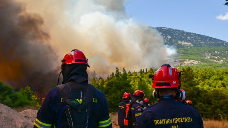 Πυρκαγιά σε Αττική και Βοιωτία: Πώς έγινε η επιχείρηση διάσωσης και απομάκρυνσης πολιτών