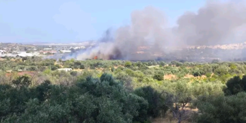 Πυρκαγιά σε χαμηλή βλάστηση στο Κορωπί - 4 αεροπλάνα και 2 ελικόπτερα στην κατάσβεση - 112 για ετοιμότητα
