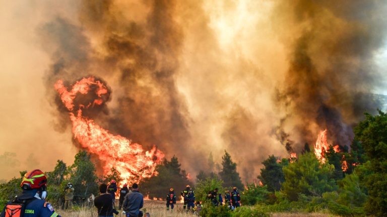 Πυρκαγιά στη Δυτική Αττική: Σε διάσπαρτες εστίες θα επιχειρούν όλη τη νύχτα οι πυροσβεστικές δυνάμεις
