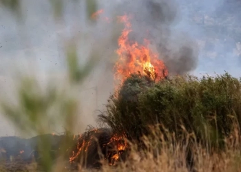 Ρέθυμνο: Μεγάλη κινητοποίηση της Πυροσβεστικής για φωτιά στα Σελλιά – Eκκενώνονται δύο οικισμοί!