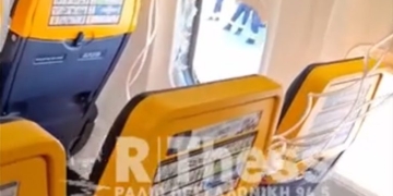 Ryanair: Θραύσματα του κινητήρα έσπασαν το παράθυρο που «ρούφηξε» τον επιβάτη στην πτήση-θρίλερ