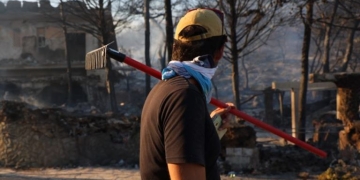 Σαλαμίνα: 10 τραυματίες από τη φωτιά – Μία γυναίκα με εγκαύματα 2ου βαθμού