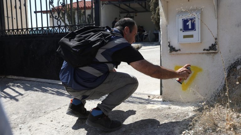 Σαλαμίνα: Ξεκίνησαν οι αυτοψίες – Ζημιές σε 15 σπίτια και καταστήματα