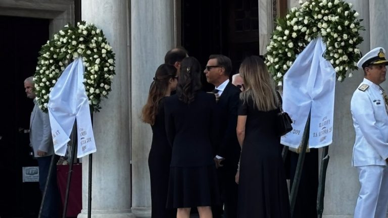 Σε λίγη ώρα το τελευταίο αντίο στον Ιωάννη Βαρβιτσιώτη -Φωτογραφίες
