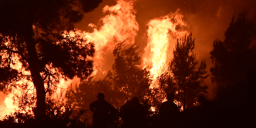 Σε πύρινο κλοιό το Πόρτο Γερμενό - Έκλεισαν δρόμοι - Καίγονται σπίτια
