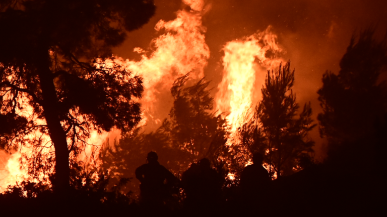Σε πύρινο κλοιό το Πόρτο Γερμενό - Έκλεισαν δρόμοι - Καίγονται σπίτια