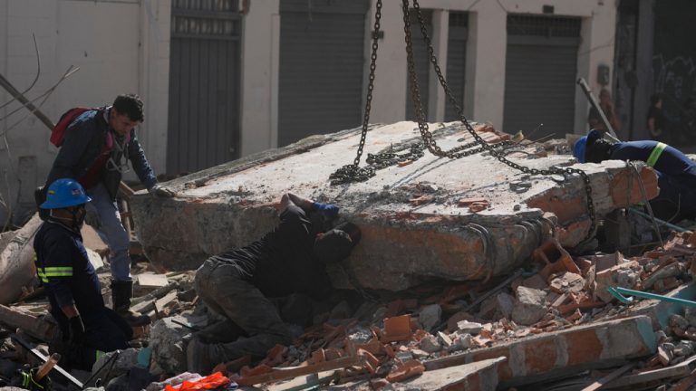 Σεισμός στην Κολομβία: Πέθανε γυναίκα που είχε ανασυρθεί ζωντανή από ερείπια, όπου βρισκόταν 37 ώρες εκγλωβισμένη