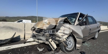 Σφοδρή μετωπική σύγκρουση με τραυματίες στον κόμβο Αρκαλοχωρίου – Φωτογραφίες