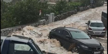 Σφοδρό μπουρίνι «σάρωσε» τη Μάνη: Δρόμοι μετατράπηκαν σε ποτάμια- Πλημμύρισαν σπίτια, παρασύρθηκαν ΙΧ- Δείτε βίντεο