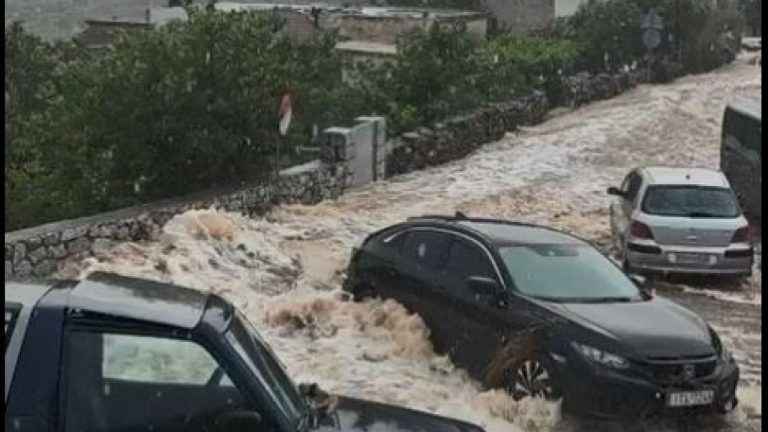 Σφοδρό μπουρίνι «σάρωσε» τη Μάνη: Δρόμοι μετατράπηκαν σε ποτάμια- Πλημμύρισαν σπίτια, παρασύρθηκαν ΙΧ- Δείτε βίντεο