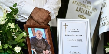 Σήμερα ο αποχαιρετισμός στον Στέλιο Ράμφο στο Χαλάνδρι - Οι πρώτες εικόνες