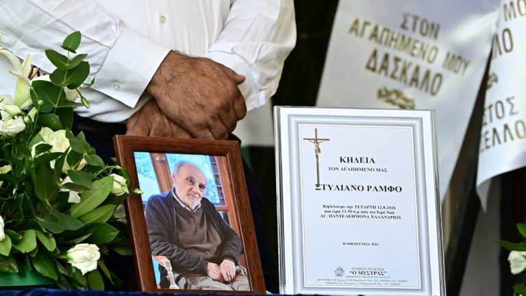 Σήμερα ο αποχαιρετισμός στον Στέλιο Ράμφο στο Χαλάνδρι - Οι πρώτες εικόνες