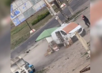 Σοκαριστικά πλάνα στη Χερσώνα: Ρωσικό drone παρακολουθεί και χτυπάει έντρομο Ουκρανό - Δείτε βίντεο