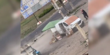 Σοκαριστικά πλάνα στη Χερσώνα: Ρωσικό drone παρακολουθεί και χτυπάει έντρομο Ουκρανό - Δείτε βίντεο
