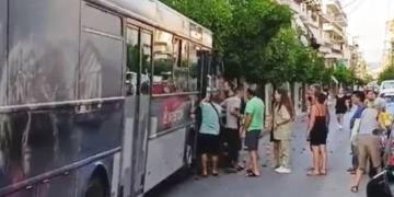 Σοκαριστικό περιστατικό στο Αίγιο: Οδηγός λεωφορείου υπέστη ανακοπή- Tο όχημα έπεφτε πάνω σε άλλα ΙΧ