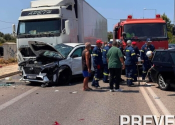 Σοβαρό τροχαίο στην είσοδο της υποθαλάσσιας σήραγγας Ακτίου - Πρέβεζας - Φορτηγό έπεσε σε ΙΧ - 8 τραυματίες