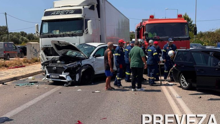 Σοβαρό τροχαίο στην είσοδο της υποθαλάσσιας σήραγγας Ακτίου - Πρέβεζας - Φορτηγό έπεσε σε ΙΧ - 8 τραυματίες
