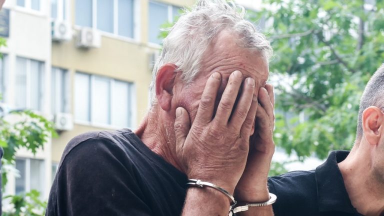 Στα δικαστήρια Θεσσαλονίκης ο 59χρονος εμπρηστής της Σίνδου - Βίντεο