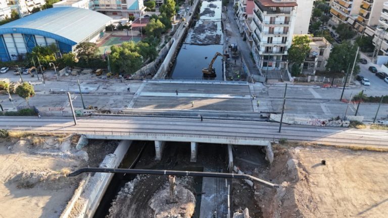 Στην κυκλοφορία η νέα οδική γέφυρα στη παλιά Λεωφόρο Ποσειδώνος, στο ύψος του Ιλισσού