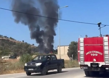 Στις φλόγες ξύλινο σπίτι στη Μεσαρά – Άμεση επέμβαση της Πυροσβεστικής