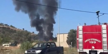 Στις φλόγες ξύλινο σπίτι στη Μεσαρά – Άμεση επέμβαση της Πυροσβεστικής
