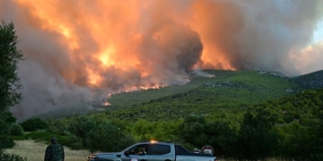 Στον απεγκλωβισμό 12 ανθρώπων από το Πόρτο Γερμενό προχώρησαν Λιμενικό και Πυροσβεστική