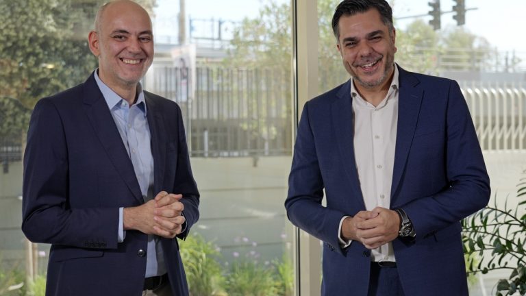 «Στον Εξώστη» με τους Αντώνη Αντζολέτο και Γιάννη Καντέλη - Έρχεται στον ΣΚΑΪ 100,3