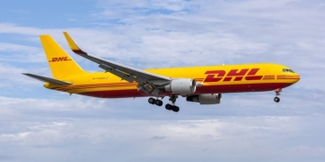 Σύγκρουση αεροσκάφους της DHL με άγνωστο αντικείμενο στο αεροδρόμιο της Λειψίας