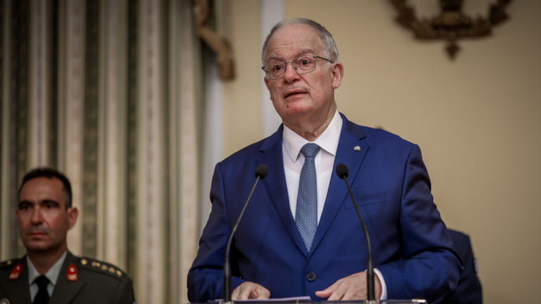 Τασούλας: Ο Στ. Μάνος διακρίθηκε για την ακεραιότητα, το ήθος, το θάρρος της γνώμης και την παρρησία του