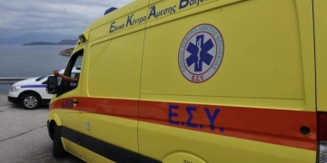 Τελευταίο μπάνιο για έναν άνδρα σε παραλία της Παλαιόχωρας
