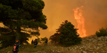 Τέταρτη νύχτα αγωνίας στη Δυτική Αττική - Μάχη με τις φλόγες σε Ψάθα και Λούμπα