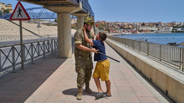 Το ανθρώπινο δράμα στη Θέουτα: 12χρονος εκλιπαρούσε να μην τον στείλουν πίσω στο Μαρόκο - Δείτε βίντεο