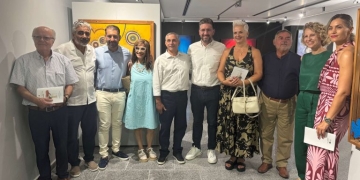 Το όνομα της Χρύσας Βαθιανάκη στην αίθουσα της μόνιμης συλλογής δωρεών της Δημοτικής Πινακοθήκης Μαλεβιζίου