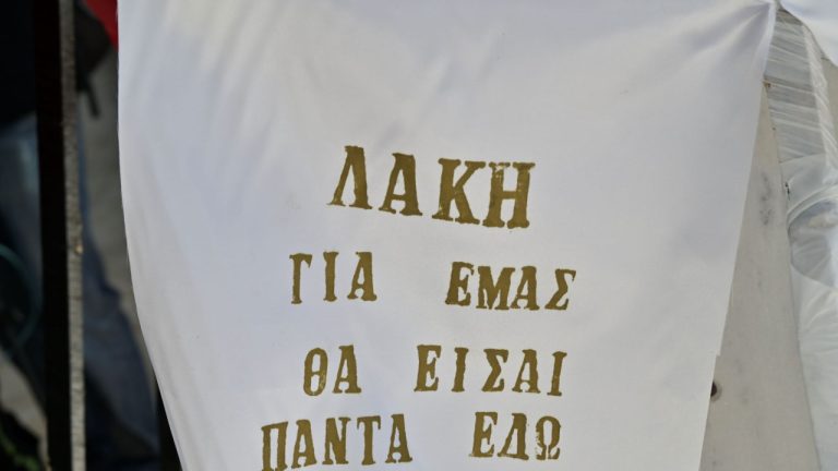 Το τελευταίο αντίο στον σπουδαίο τραγουδιστή Λάκη Χαλκιά (Φωτογραφίες)