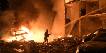 Τουλάχιστον τρεις νεκροί σε πυραυλικά πλήγματα της Ρωσίας στο Κίεβο