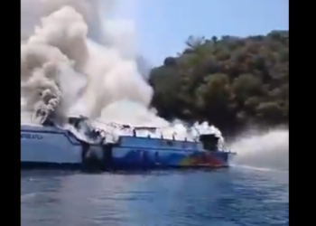 Τουρκία: Φωτιά σε τουριστικό σκάφος με 115 επιβάτες ανοιχτά της Φέτιγιε - Δείτε βίντεο