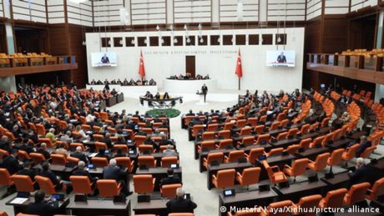 Τουρκία: Ψηφίστηκε ο νόμος για τη λύση του Κουρδικού
