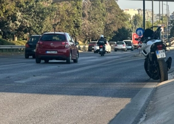 Τροχαίο με εγκατάλειψη στη Λ. Βουλιαγμένης: Σοβαρά τραυματισμένος μοτοσικλετιστής - Δείτε βίντεο, φωτογραφίες