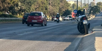 Τροχαίο με εγκατάλειψη στη Λ. Βουλιαγμένης: Σοβαρά τραυματισμένος μοτοσικλετιστής - Δείτε βίντεο, φωτογραφίες