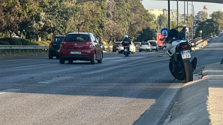 Τροχαίο με εγκατάλειψη στη Λ. Βουλιαγμένης: Σοβαρά τραυματισμένος μοτοσικλετιστής - Δείτε βίντεο, φωτογραφίες