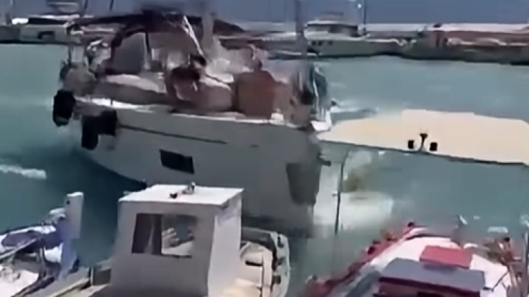Βίντεο από τη στιγμή που ιστιοφόρο προσκρούει σε ελλιμενισμένα σκάφη στον Κάλαμο Λευκάδας