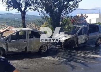 Βίντεο – ντοκουμέντο: Η στιγμή που «παραδίδονται» στις φλόγες τα τρία αυτοκίνητα στο Ρέθυμνο