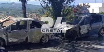 Βίντεο – ντοκουμέντο: Η στιγμή που «παραδίδονται» στις φλόγες τα τρία αυτοκίνητα στο Ρέθυμνο