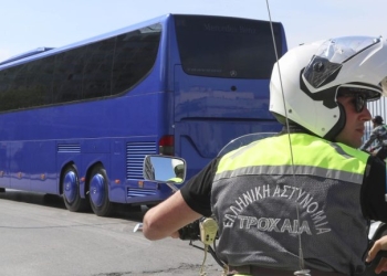 Βρέθηκε η 48χρονη οδηγός που έκανε αναστροφή με τουριστικό λεωφορείο στη λεωφόρο Αθηνών - Σουνίου