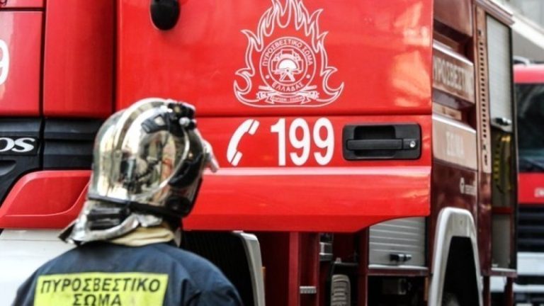 Υπό έλεγχο η φωτιά σε διαμέρισμα στην Πετρούπολη